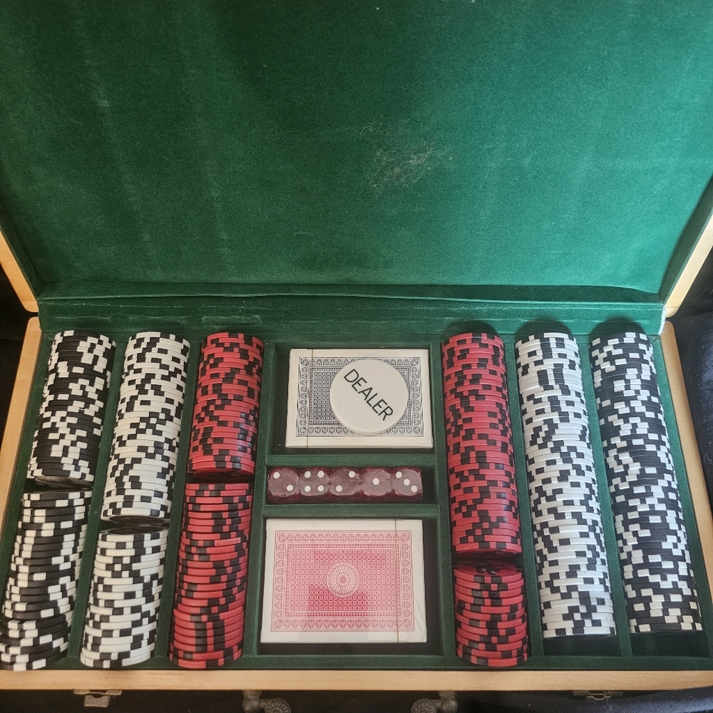 Vintage NEW poker chip set